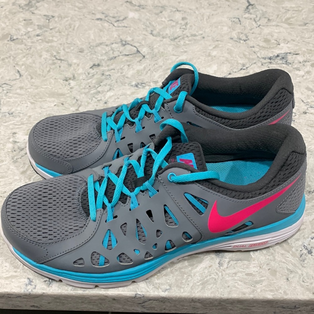 Nike womens Duel Fusion Run 2 sneakers